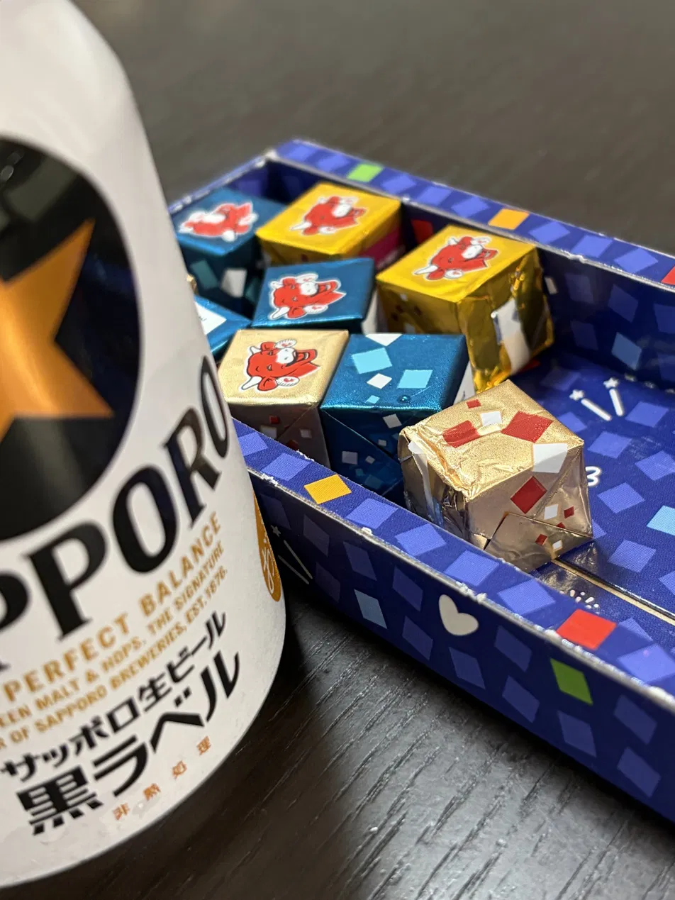 休みの日の晩酌に用意したビールとベルキューブのチーズ